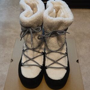 Women's Winter Boots with Black and White Design